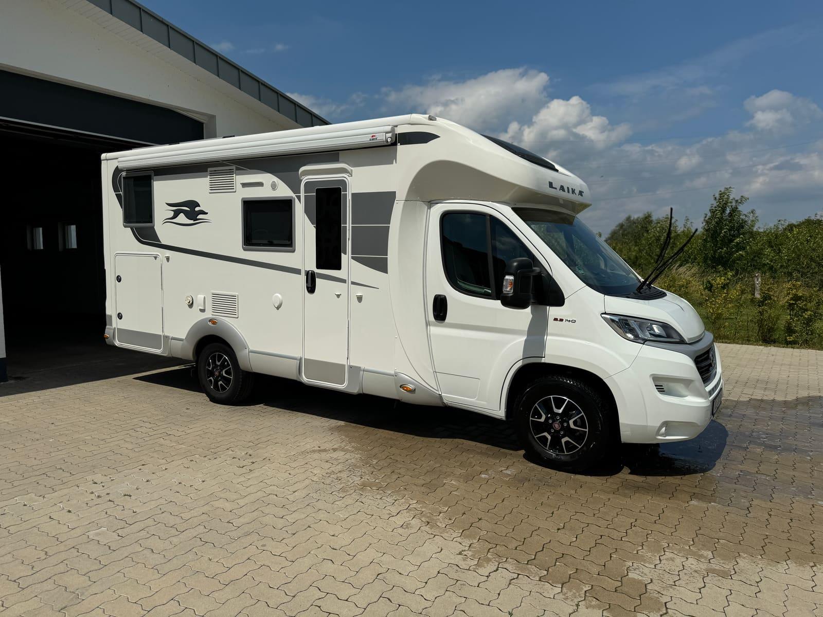 Frisch gereinigtes Wohnmobil vor der Halle im Sonnenlicht